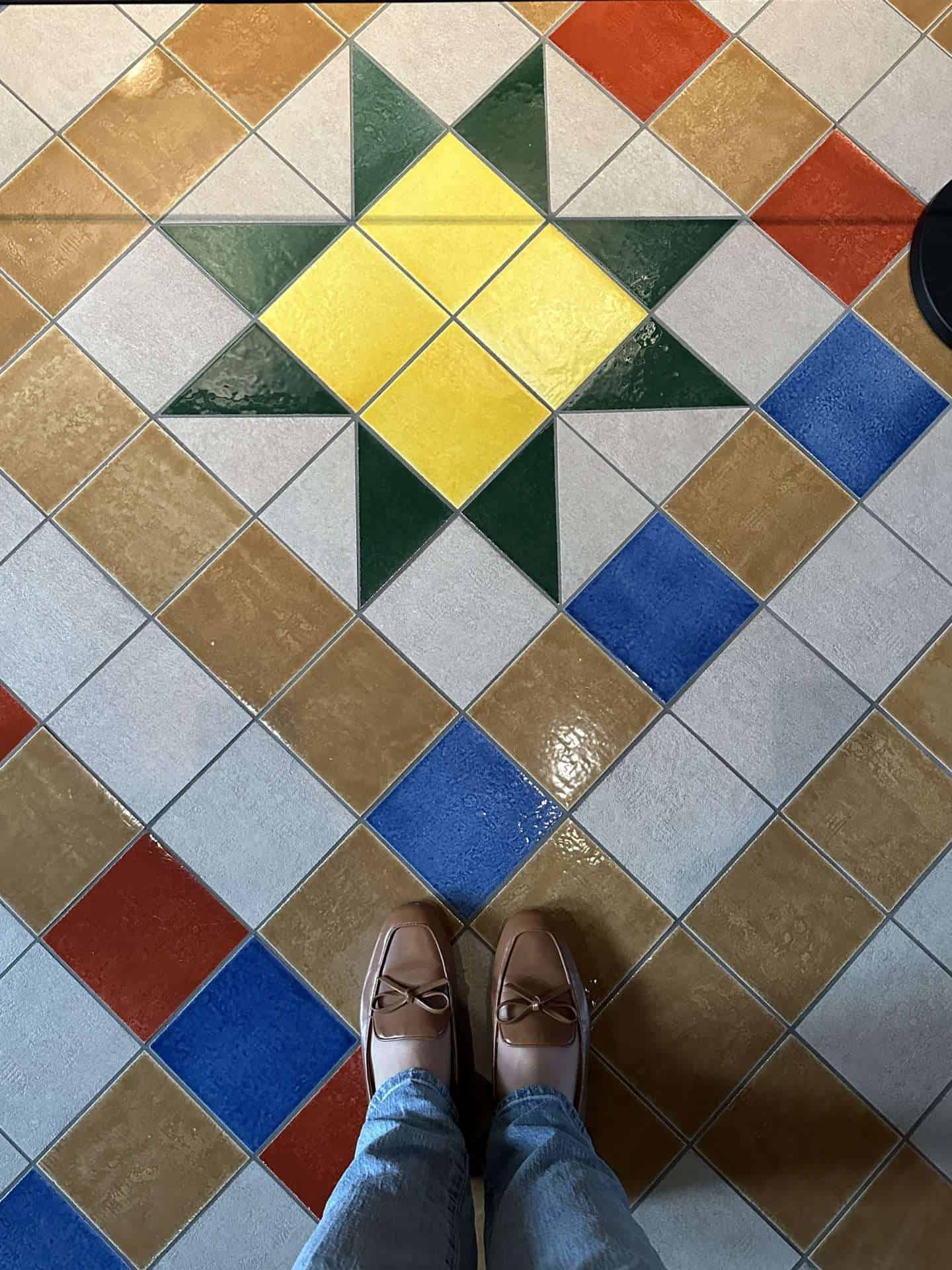 colorful tile flooring at gruuthusemuseum
one day in bruges