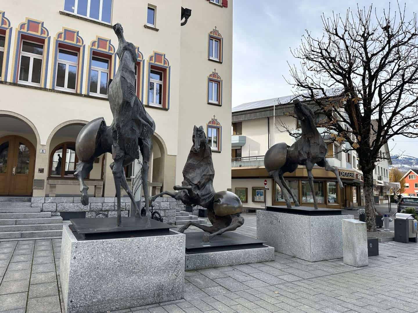 3 horse scupltures in vaduz liechtenstein