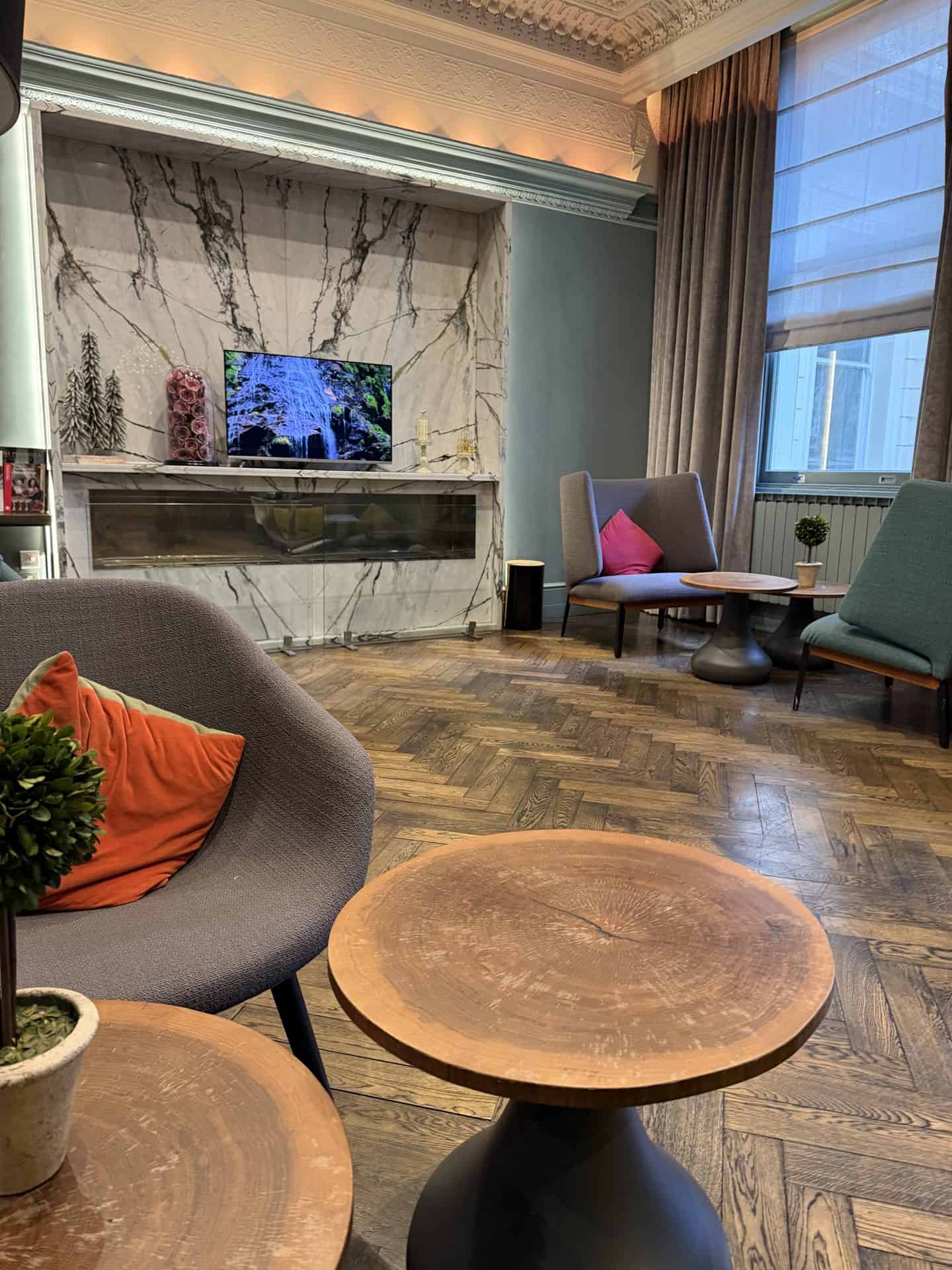 hotel lobby with side chairs and tabels